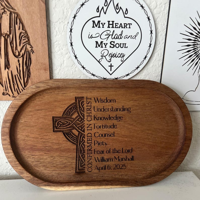 Peut inclure: Un plateau ovale en bois avec un motif de croix celtique et le texte "CONFIRMED IN CHRIST" grav&eacute; sur le c&ocirc;t&eacute;. Le plateau pr&eacute;sente &eacute;galement le texte "Wisdom, Understanding, Knowledge, Fortitude, Counsel, Piety, Fear of the Lord, William Marshall, April 6, 2025".