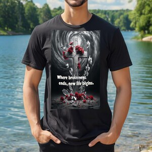 Las camisetas de fe a través de los pedazos rotos honran la fuerza, la fe sanadora en Jesús, la Pascua nos recuerda que la belleza y la esperanza pueden surgir de la lucha.