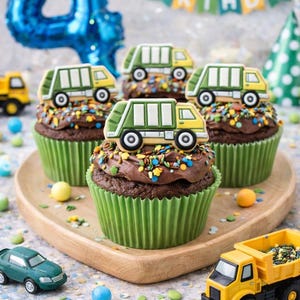 Może przedstawiać: Czekoladowe babeczki z zielonymi papilotkami, zwieńczone czekoladowym kremem i kolorową posypką. Każda babeczka jest ozdobiona ciasteczkiem w kształcie zielono-żółtej śmieciarki. Niebieski balon z cyfrą 4 i baner "Happy Birthday" znajdują się w tle.