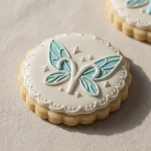 以下が含まれることがあります： 白い文字で「Welcome to our home」と書かれた素朴な木製の看板。使い古したような仕上がりで、玄関の装飾に最適なシンプルなデザインです。