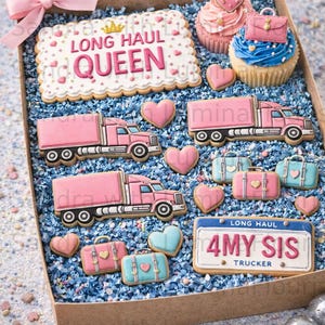 Puede incluir: Una caja de regalo decorativa llena de galletas y cupcakes. Las galletas tienen forma de camiones rosas, maletas y corazones. Una galleta dice "LONG HAUL QUEEN" y otra "4MY SIS TRUCKER". También se incluyen cupcakes con glaseado rosa y azul.