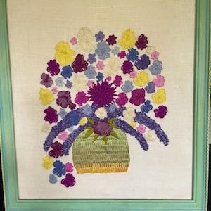Vintage Crewel Stickerei Wandkunst - Bunter Blumenkorb in türkisfarbenem Rahmen - handgefertigtes Handarbeitsdekor