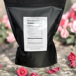 Pu&ograve; includere: Una tazza di ceramica bianca con manico nero e la scritta "But First, Coffee" in nero, in grassetto. La tazza &egrave; su una superficie bianca. La tazza &egrave; alta circa 10 cm.