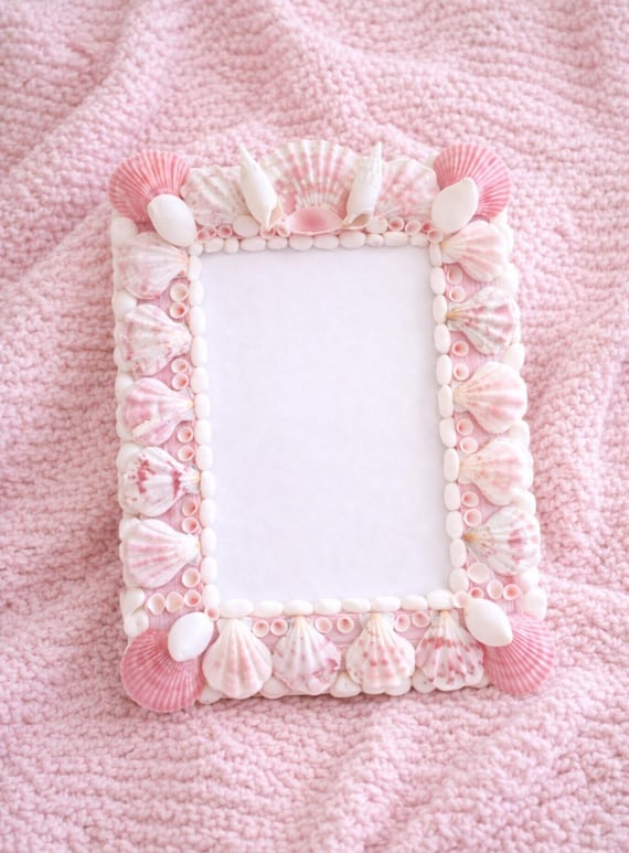 ピンクシェルの花かんむり　窓辺のシェルリースフレーム｜coastal decor Pink Seashell Picture Frame, Nautical Coastal Decor - Etsy