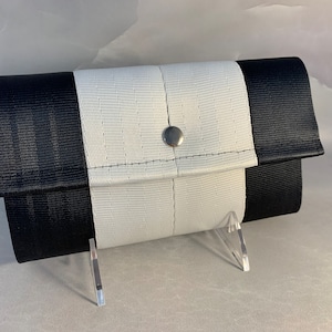 Cartera con broche para cinturón de seguridad Bailey en blanco y negro