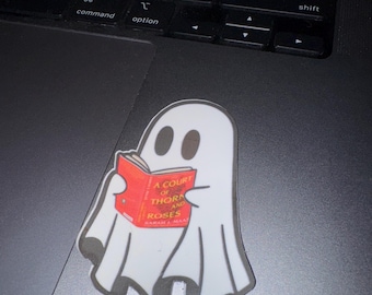 Fantôme lisant des livres « A Court of Thornes and Roses » Sticker