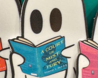Ghost lisant les livres « A Court of Mist and Fury » Sticker