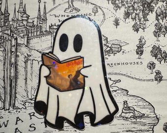 Fantôme lisant Harry Potter et les reliques de la mort