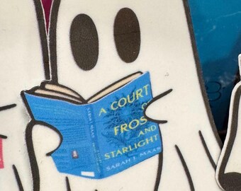 Fantôme lisant des livres « Une cour de givre et de lumière des étoiles » Sticker