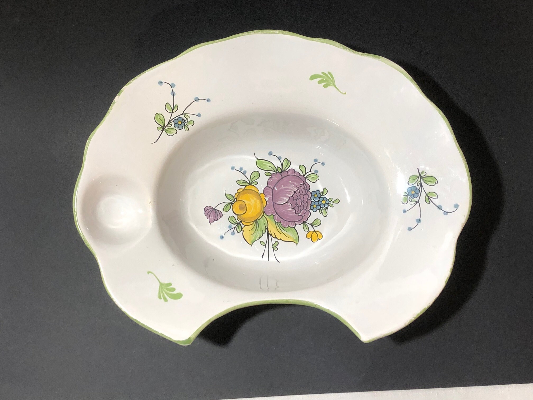 Plat à Barbe en Faïence Française, Orné d'un Bouquet