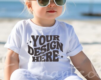 Maqueta de camiseta blanca Gildan para niños Maqueta de camiseta para niños Maqueta de camiseta para niña Maqueta de niños al aire libre Maqueta de verano para niña pequeña Maqueta de playa
