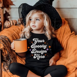 Kinder Gildan 5000B schwarzes Shirt Mockup Kinder Mockup Mädchen TShirt Mockup Kinder T-Shirt Mockup Kleinkind Mädchen Herbst Shirt Mockup Halloween Mockup T-Shirt