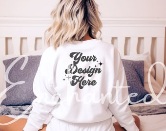 Achterkant van shirt Gildan Sweatshirt Mockup Gildan 18000 Mockup Wit Sweatshirt Mock up Model Mockup Bundel Mockup Gildan Bundel Herfst Mockup