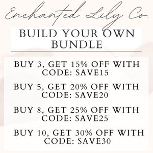 Op de afbeelding: Tekstafbeelding met de woorden "Enchanted Lily Co." en "Build Your Own Bundle".  Onder de tekst staan vier regels tekst met kortingsaanbiedingen: "Buy 3, Get 15% Off With Code: SAVE15", "Buy 5, Get 20% Off With Code: SAVE20", "Buy 8, Get 25% Off With Code: SAVE25", en "Buy 10, Get 30% Off With Code: SAVE30".