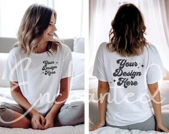 Könnte beinhalten: Weißes T-Shirt-Mockup mit dem Text "Your Design Here" in einer Retro-Schriftart auf Vorder- und Rückseite. Das Shirt wird von einer Person getragen, die auf einem Bett sitzt.