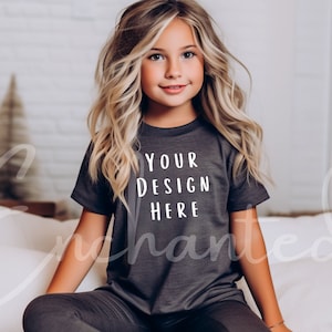 Kinder Bella Canvas 3001Y Dark Heather Grey T-Shirt Mockup Kinder T-Shirt Mockup Girl TShirt Mockup Kinder Mockup Weihnachtsmädchen Weihnachts Mockup