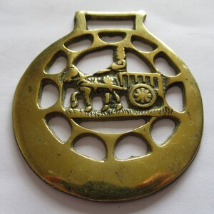 Vintage Pferd Messing Pferd und Wagen Pflug Erntefest Bauern Medaillon Martingale
