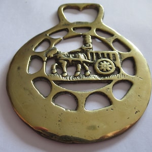 Vintage Pferd Messing Pferd und Wagen Flaschenöffner Barware Martingale Medaillon