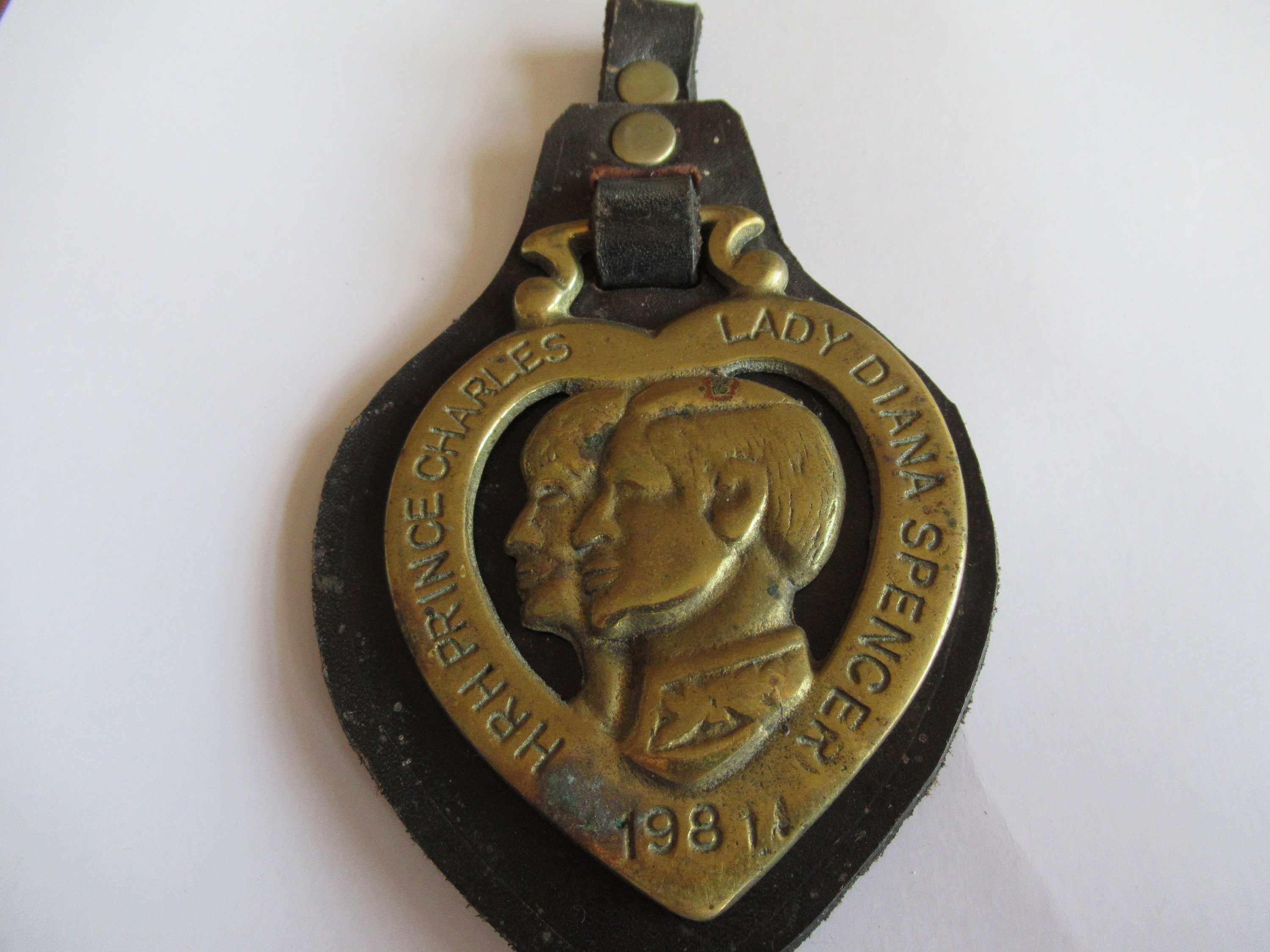 Collier médaillon cheval ancien en laiton, anglais - Cœur