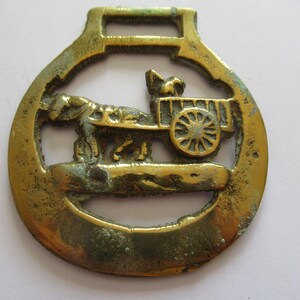 Vintage Pferd Messingpferd und Wagen Martingale Medaillon mit Getts Auf Rückseite