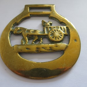 Vintage Pferd Messingpferd und Wagen Martingale Medaillon mit Getts Auf Rückseite