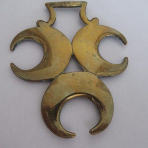 Antik Pferd Messing Dreifach Halbmond Martingale Medaillon Pagan Mit Getts Auf Rückseite.