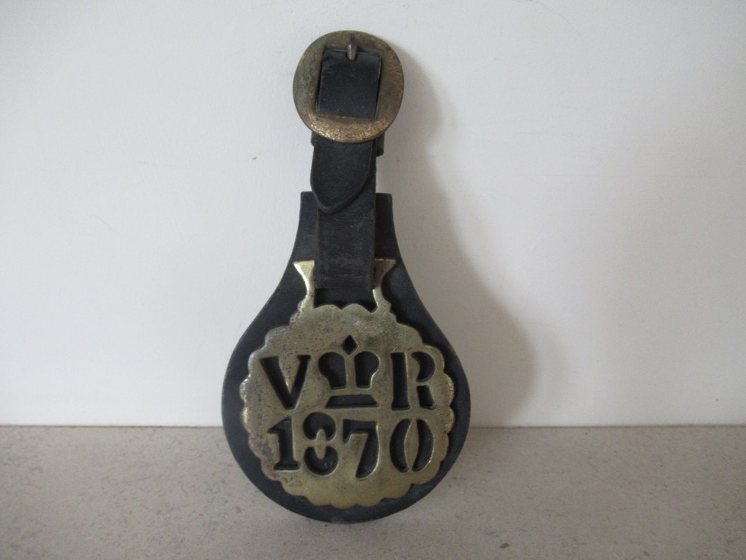 Médaillon De Bride En Laiton - Horse Medallion - Couronne Reine Victoria 1870 - Vintage