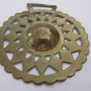 Antikes Pferd Messing Sonnenstrahlen gewölbte Mitte umgeben von Diamanten gestempelt gepresstes Design