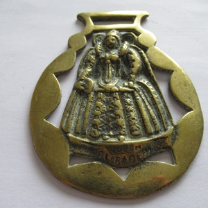 Antique Horse Brass Queen Elizabeth 1 Regina Royalty Martingale Medallion Souvenir