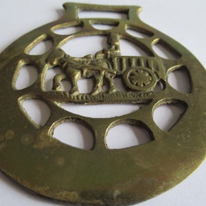 Vintage Pferd Messingpferd und Wagen Martingale Medaillon mit Getts Auf Rückseite