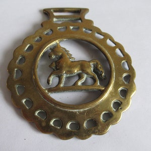 Antikes Messingpferd im Galopp, Trab, Passant, Pferd in einem Halbmond umgebenden Martingale Medaillon mit Getts auf der Rückseite