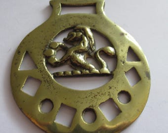 Medallón Martingala de diseño raro con diseño de león rampante de latón y caballo antiguo con incrustaciones en el reverso