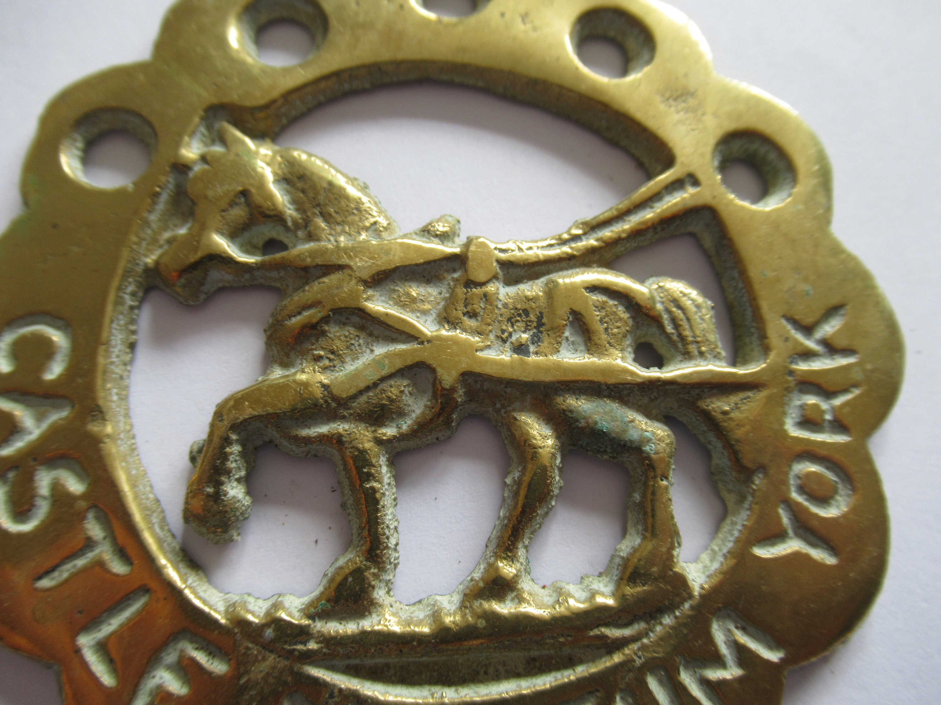 Médaillon Cheval Ancien Laiton - Polperro Pisky - Anglais - Vintage