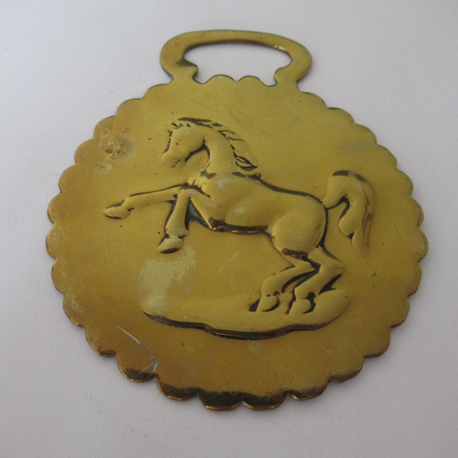 Vintage médaillon de charme de bride de cheval solide Couronne de décoration au pays de Galles en laiton - France