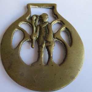 Medallón de martingala de pastor, pastor de ovejas y granjero de Carter, de latón antiguo, con garras en el reverso.