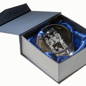 Peut inclure: Un presse-papier en verre transparent avec un blason grav&eacute; et le texte "The Ancient Arms of Sheehan" &agrave; l'int&eacute;rieur d'une bo&icirc;te doubl&eacute;e de velours bleu.