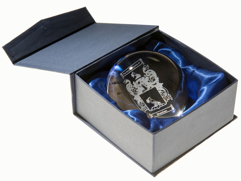 Peut inclure: Un presse-papier en verre transparent avec un blason grav&eacute; et le texte "The Ancient Arms of Sheehan" &agrave; l'int&eacute;rieur d'une bo&icirc;te doubl&eacute;e de velours bleu.