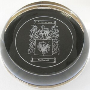 Peut inclure: Un presse-papier en verre noir avec un bord argent&eacute; et un blason grav&eacute; en argent avec le texte "Per mare per terras" et "McDonald".