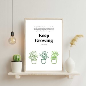 Könnte beinhalten: Ein weißer druckbarer Poster mit einer grünen und schwarzen Illustration von drei Topfpflanzen. Der Poster enthält ein Zitat, das lautet: "Wie eine Pflanze, die in Regen und Sonnenschein aufwächst und nicht weiß, was ihr am besten beim Wachsen geholfen hat, ist es schwer zu sagen, ob die harten Dinge oder die angenehmen Dinge uns am meisten Gutes getan haben. Weiter wachsen. Ich werde überleben."
