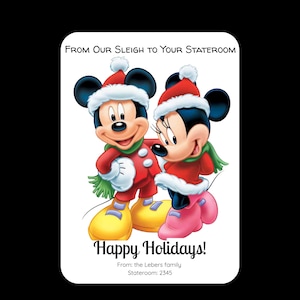 Könnte beinhalten: Eine Weihnachtskarte mit Mickey und Minnie Mouse in festlicher Kleidung. Mickey trägt einen roten Mantel, gelbe Schuhe und einen Weihnachtsmütze. Minnie trägt einen roten Mantel, rosa Stiefel und eine Weihnachtsmütze. Die Karte lautet "From Our Sleigh to Your Stateroom" und "Happy Holidays!"