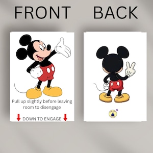 Könnte beinhalten: Zwei weiße rechteckige Karten mit den Wörtern "FRONT" und "BACK" darüber. Die Vorderseite zeigt Mickey Mouse in Farbe, die Rückseite zeigt Mickeys Rücken. Text auf der Vorderseite lautet "Pull up slightly before leaving room to disengage".