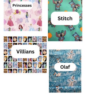 Puede incluir: Cuatro muestras de tela con diferentes patrones. Una presenta princesas de Disney, otra personajes de Stitch, una tercera muestra villanos de Disney y la &uacute;ltima muestra mu&ntilde;ecos de nieve Olaf. Cada muestra tiene un &oacute;valo blanco con una etiqueta.