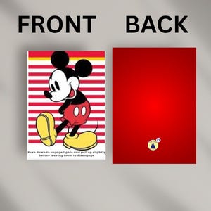 以下が含まれることがあります： 前面にミッキーマウス、赤と白のストライプの背景がある長方形のカード。裏面は小さなロゴが付いた無地の赤色です。下部のテキストは「Push down to engage lights and pull up slightly before leaving room to disengage.」と書かれています。