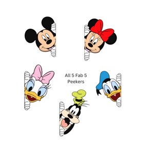 Puede incluir: Un gr&aacute;fico blanco con Mickey Mouse, Minnie Mouse, Daisy Duck, Goofy y Donald Duck asom&aacute;ndose por detr&aacute;s de una superficie blanca. El texto "All 5 Fab 5 Peekers" est&aacute; en el centro.