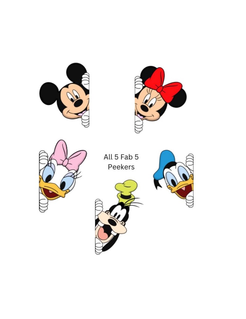 Puede incluir: Un gr&aacute;fico blanco con Mickey Mouse, Minnie Mouse, Daisy Duck, Goofy y Donald Duck asom&aacute;ndose por detr&aacute;s de una superficie blanca. El texto "All 5 Fab 5 Peekers" est&aacute; en el centro.