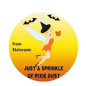 以下が含まれることがあります： オレンジ色のドレスと黒い魔女の帽子をかぶり、カボチャを持った漫画の妖精が描かれた、ハロウィーンをテーマにした丸いグラフィック。テキストは「JUST A SPRINKLE OF PIXIE DUST」で、背景にはコウモリのシルエットがあります。