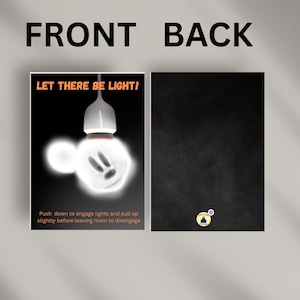 以下が含まれることがあります： 上部に「FRONT BACK」の文字が入ったポスター。前面にはミッキーマウスのデザインの電球と「LET THERE BE LIGHT！」の文字が描かれています。背面は黒で、小さなロゴが付いています。