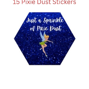 Puede incluir: Una hoja de 15 pegatinas con un fondo azul brillante y un hada de dibujos animados. El texto "Just a Sprinkle of Pixie Dust" se muestra en la pegatina. Las palabras "15 Pixie Dust Stickers" est&aacute;n en texto rojo en la parte superior.