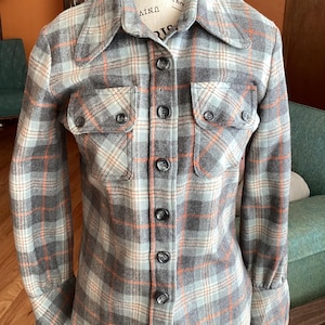 1970er Jahre Ära Vintage Bagatelle Grau und Orange Karierte Flanell Wolljacke mit Knöpfen