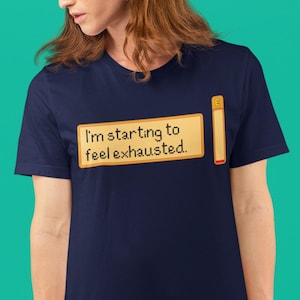 Camiseta "Empiezo a sentirme agotado" - Camiseta cómoda con diseño pixel art para videojuegos - Divertido diseño de barrita energética para fans de simuladores de granja, gamers y amantes de lo retro